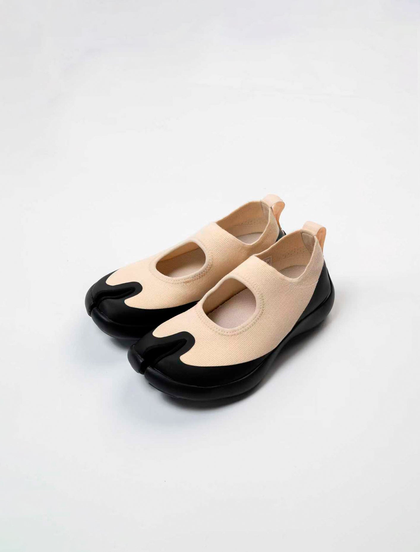 Tabi Sandal Women - Off-white/Black – Tabi Footwear